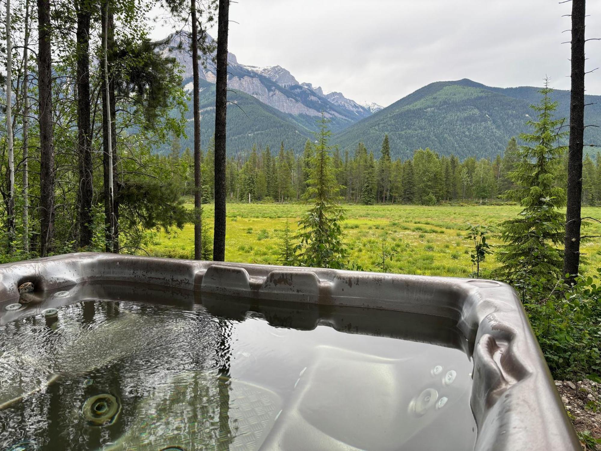 Rocky Mountain Cabins And Home Golden Esterno foto