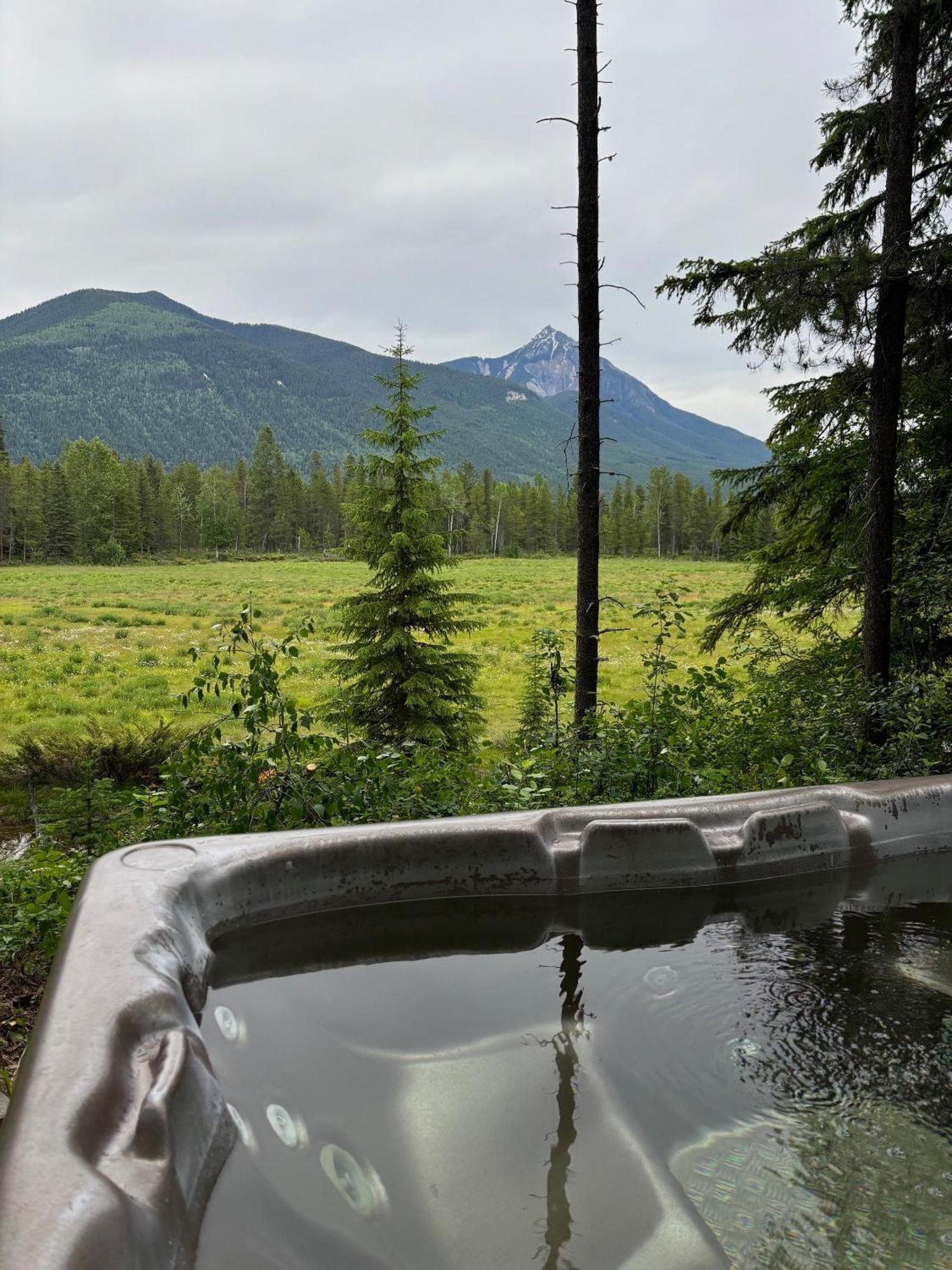 Rocky Mountain Cabins And Home Golden Esterno foto