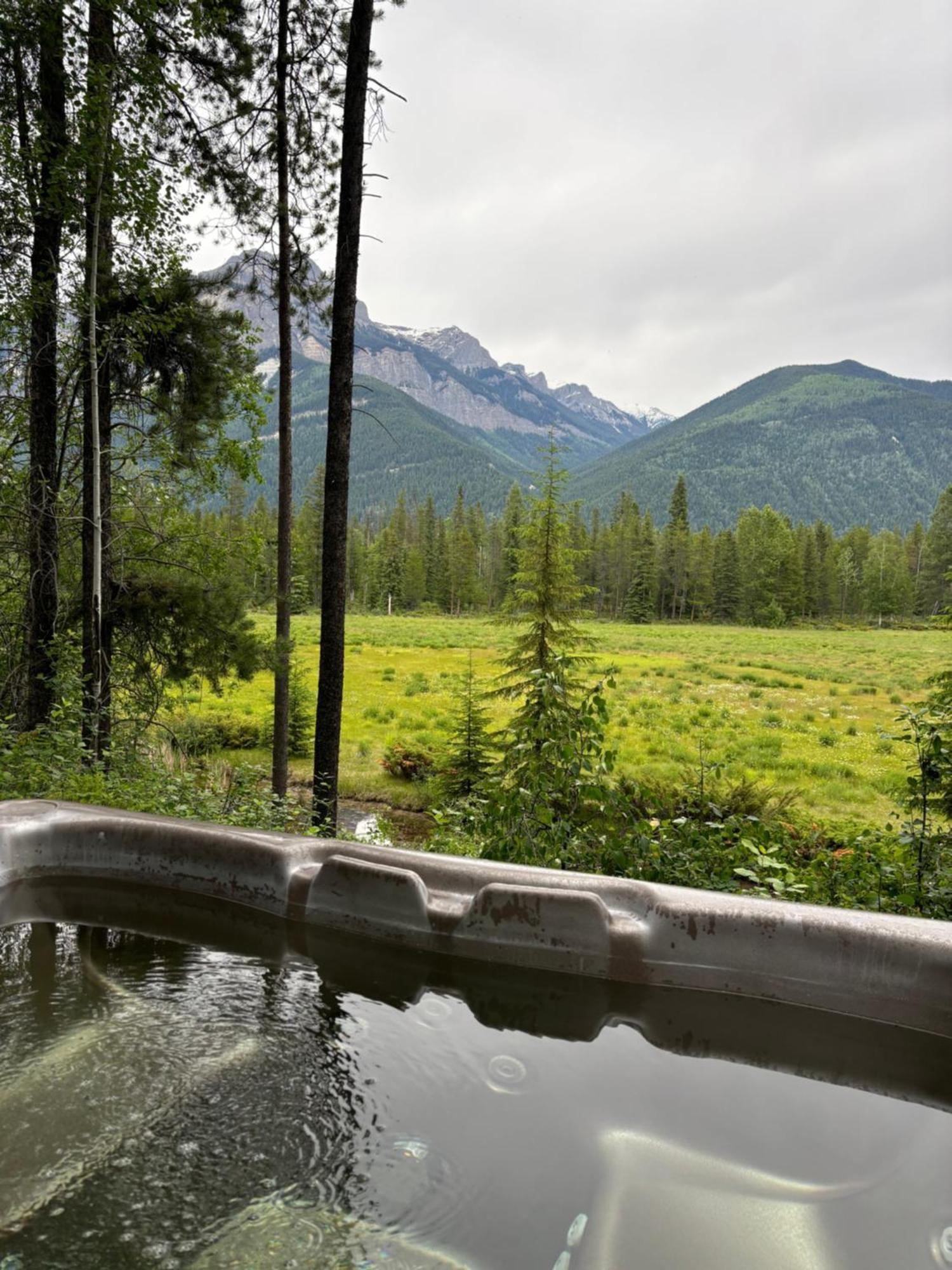 Rocky Mountain Cabins And Home Golden Esterno foto